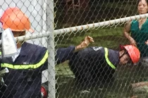 TP HCM: Cảnh sát vẫn đang cứu hộ sau cơn mưa lịch sử