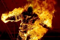 Người đàn ông bùng cháy như đuốc trong rừng cao su