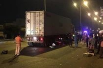 Né CSGT, 3 thanh niên thương vong vì lao xe máy vào container