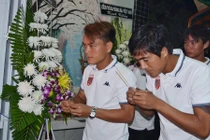 Đồng nghiệp nghẹn ngào viếng tang hậu vệ Trần Phước Thọ