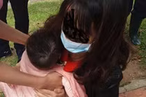 Mẹ mải bắt Pokemon để con 1 tuổi bị gió cuốn xuống hồ?