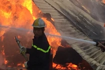 TPHCM: Cháy dữ dội ở xí nghiệp gỗ, lan rộng xung quanh