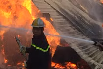 TPHCM: Cháy dữ dội ở xí nghiệp gỗ, lan rộng xung quanh