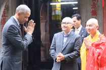 Tổng thống Barack Obama viếng chùa, gặp gỡ doanh nghiệp