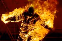 Người đàn ông bùng cháy như đuốc trong rừng cao su