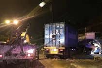 Container tông sập hai nhà dân, hàng chục người suýt chết