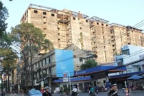 Tháo dỡ khẩn cấp chung cư “ma” giữa Sài Gòn