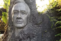 Viếng mộ nhạc sĩ Trịnh Công Sơn ở vùng ven Sài Gòn