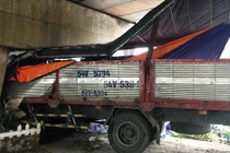 Xe tải lao vào gầm cầu để tránh gây thảm họa ở Sài Gòn