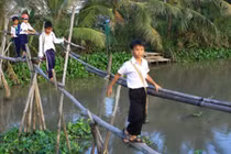 2 cha con suýt mất mạng vì ngã “cầu khỉ” ở Sài Gòn