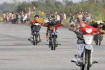 Truy bắt 2 anh em ruột tổ chức đua xe trái phép