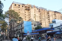 Tháo dỡ khẩn cấp chung cư “ma” giữa Sài Gòn