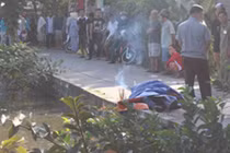 Phát hiện thi thể chết bất thường dưới ao cùng xe máy