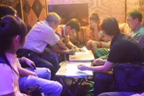 Đột kích quán bar, tiếp viên chuyển giới mặc bikini chạy tán loạn