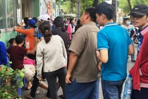 Đội nắng xếp hàng mua vé kịch thiếu nhi ở Sài Gòn