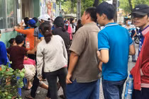 Đội nắng xếp hàng mua vé kịch thiếu nhi ở Sài Gòn