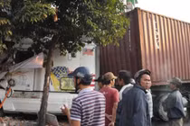 Container lao vào nhà, dân đang ngủ chạy tán loạn