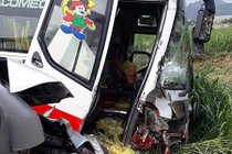 Xe khách đâm nhau bẹp đầu, băng ra khỏi đường ở Hòa Bình