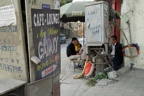 Ảnh: Người Hà Nội đùa giỡn tử thần mưu sinh quanh tủ điện