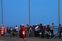 Vì sao trai trẻ tự tử, mặc vợ sắp cưới khóc ngất?