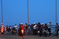 Vì sao trai trẻ tự tử, mặc vợ sắp cưới khóc ngất?