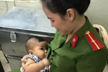 Xúc động nữ công an Hà Nội cho bé trai bị bỏ rơi bú sữa