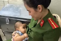 Xúc động nữ công an Hà Nội cho bé trai bị bỏ rơi bú sữa