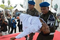 Thanh niên bị đánh 100 roi ngất xỉu vì quan hệ tình dục trước hôn nhân