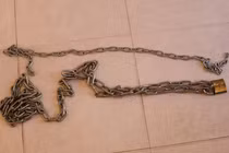 Say rượu, bị em ruột dùng xích trói đến tử vong