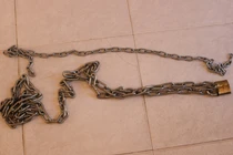 Say rượu, bị em ruột dùng xích trói đến tử vong