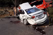 Xe khách và ô tô con đâm nhau kinh hoàng ở Hòa Bình