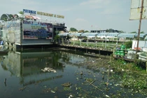 Phản cảm rác thải hôi thối quanh du thuyền hồ Tây