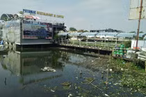 Phản cảm rác thải hôi thối quanh du thuyền hồ Tây