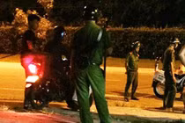 Băng nhóm giang hồ rơi vũ khí khi cảnh sát nổ súng trấn áp