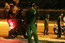 Băng nhóm giang hồ rơi vũ khí khi cảnh sát nổ súng trấn áp