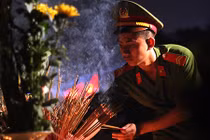 Chùm ảnh: Thiêng liêng đêm tri ân các anh hùng, liệt sĩ ở Hà Nội