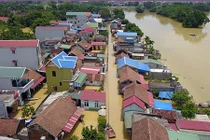 Hà Nội ngập lụt: Sáng 23/7, nhà cửa vẫn chìm trong biển nước