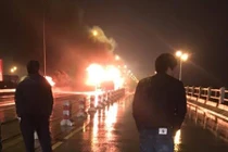 Xe khách 45 chỗ bốc cháy khi đang lưu thông, khách hoảng loạn bỏ chạy