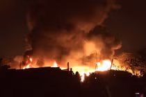 Hà Nội: Xưởng nhựa rộng 1.000m2 cháy dữ dội trong đêm