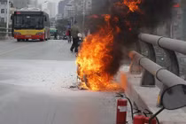 Xe máy bốc cháy ngùn ngụt trên cầu vượt ở Hà Nội