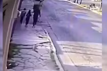 Video: Bắt cóc táo tợn giữa đường phố Mexico, bất ngờ khi biết kẻ chủ mưu