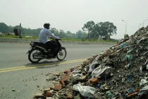 Cận cảnh rác thải đổ ngập đường Hà Nội đe dọa người đi đường