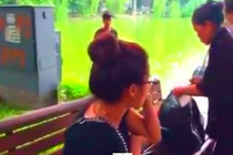 Nghi lừa bán tăm 500 nghìn đồng/gói, gái trẻ bị dân lôi về phường