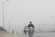 Nhà cao tầng bị sương mù “nuốt chửng” ở Hà Nội
