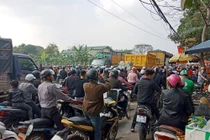 Hàng nghìn người về quê nghỉ Tết, cửa ngõ Thủ đô tê liệt