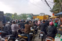 Hàng nghìn người về quê nghỉ Tết, cửa ngõ Thủ đô tê liệt