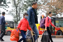 Người dân lỉnh kỉnh đồ đạc rời Hà Nội về quê ăn Tết