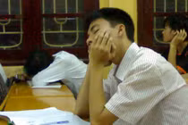 Ảnh: Đủ tư thế ngủ gật “không đỡ nổi” của sinh viên Việt Nam