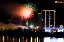 Người dân Hòa Bình mãn nhãn với màn pháo hoa rực rỡ