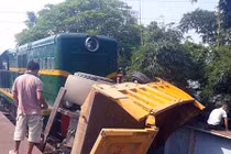 Tàu hỏa đâm ô tô, 5 người nhập viện cấp cứu